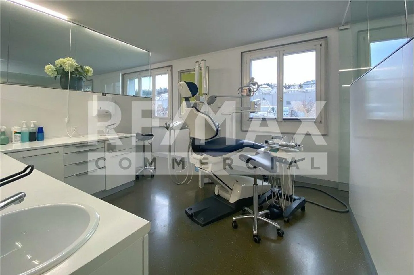 Central commercial premises with versatile potential for use and development... - Photo 9 of 13