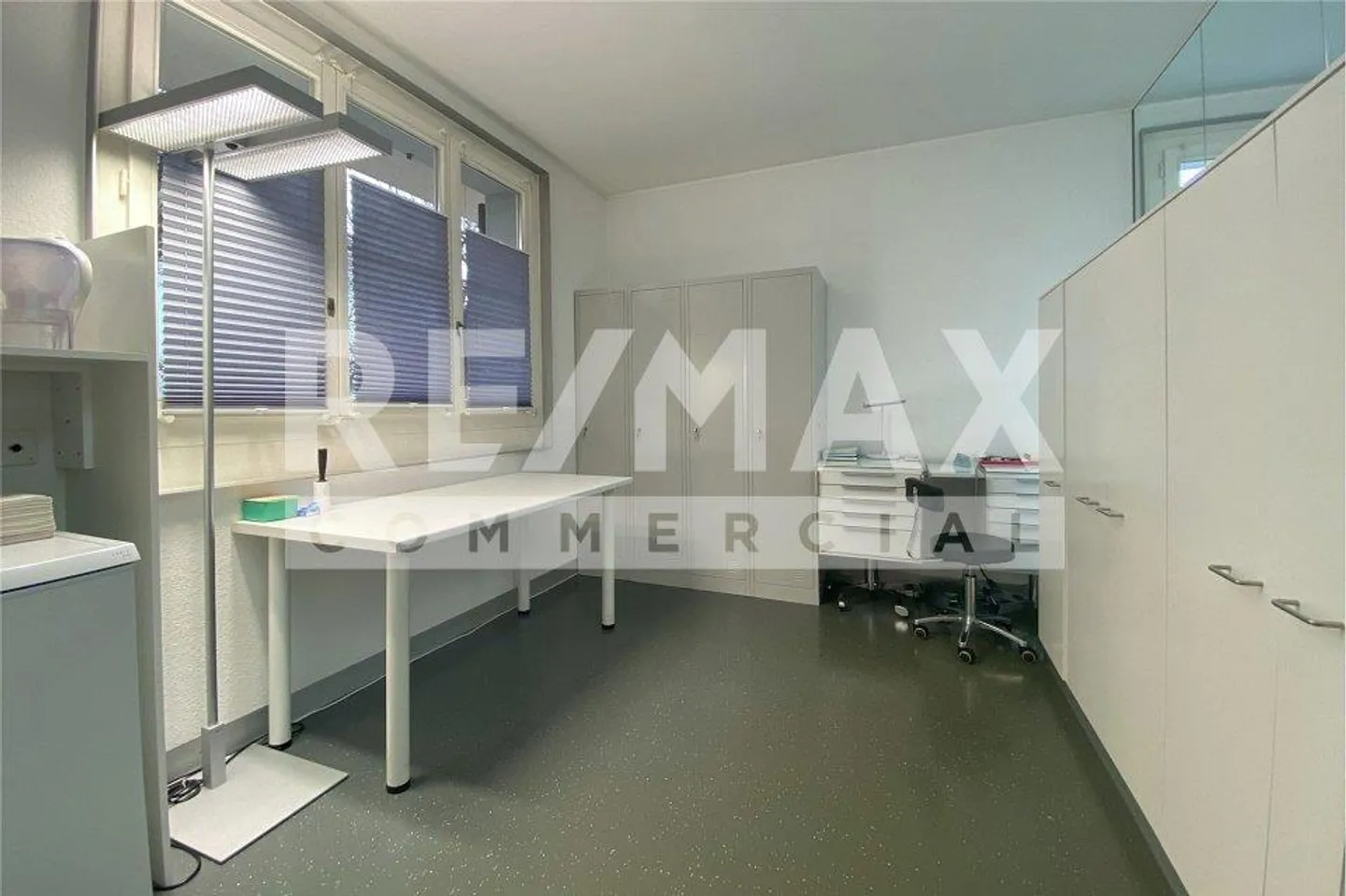 Central commercial premises with versatile potential for use and development... - Photo 11 of 13