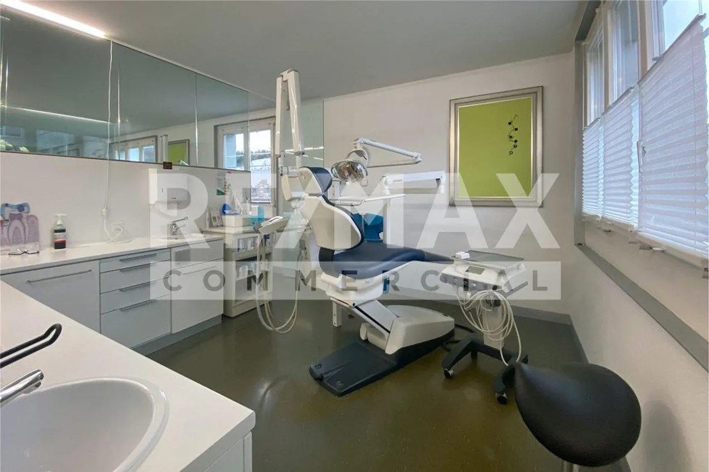 Central commercial premises with versatile potential for use and development... - Photo 10 of 13