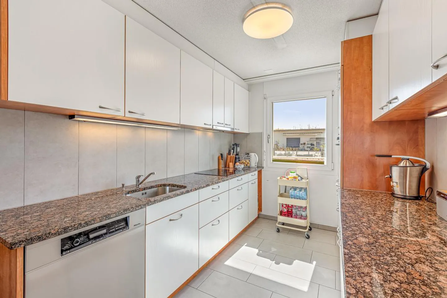 3.5-Zi-Wohnung mit Cheminée, Balkon & Tiefgaragenparkplatz - Foto 4 von 18