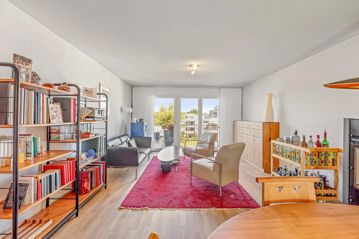 3.5-Zi-Wohnung mit Cheminée, Balkon & Tiefgaragenparkplatz - Foto 2 von 18