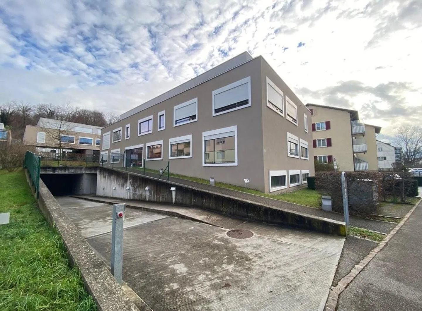 Places de stationnement avec station de recharge E près de l'hôpital Bruderholz - Photo 2 sur 2