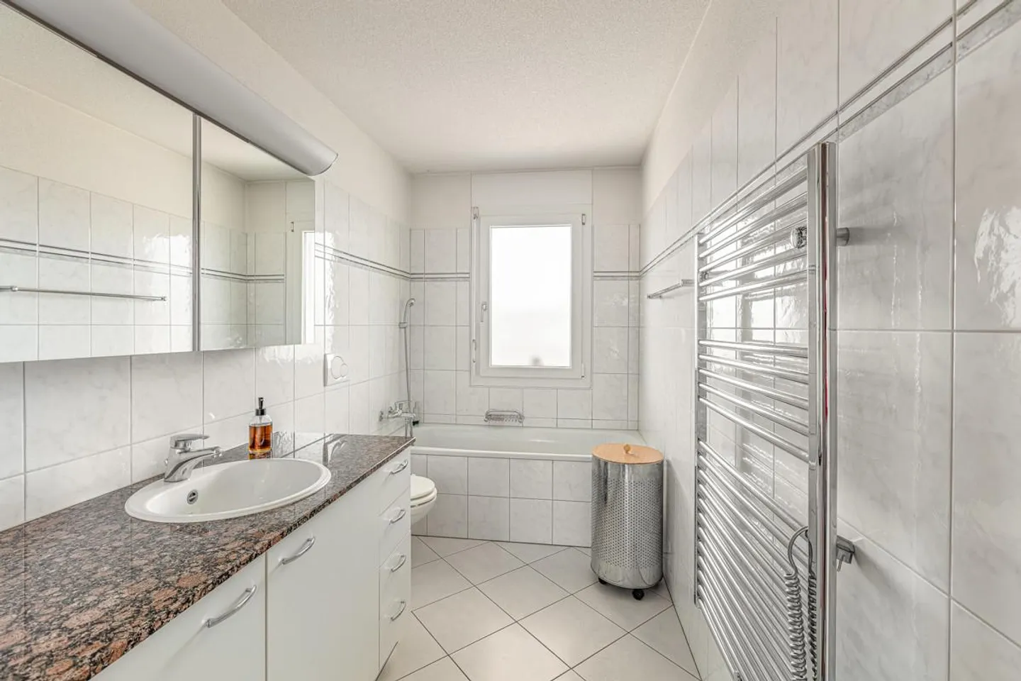 3.5-Zi-Wohnung mit Cheminée, Balkon & Tiefgaragenparkplatz - Foto 9 von 18
