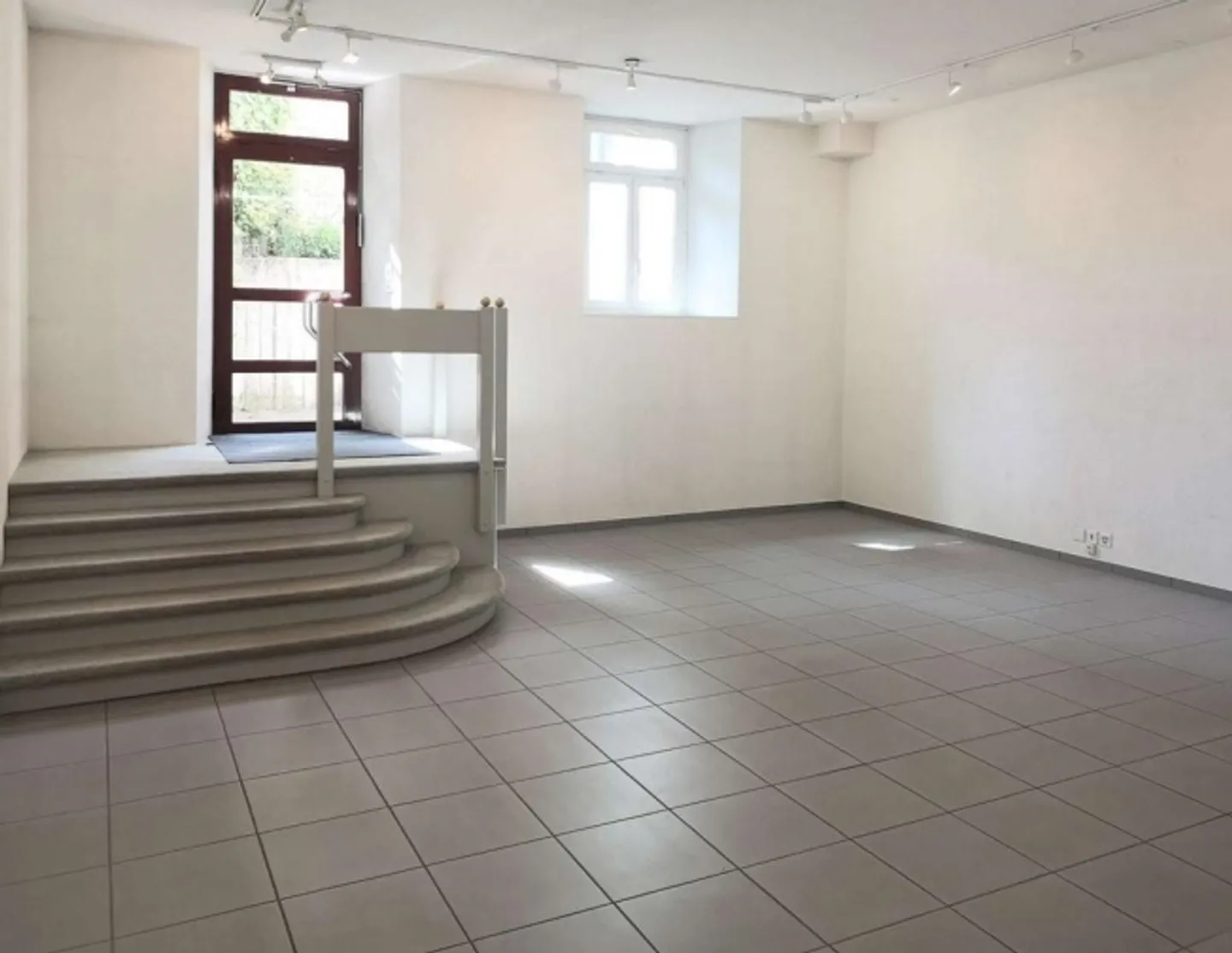 Stockage lumineux dans un bon emplacement - Photo 2 sur 3