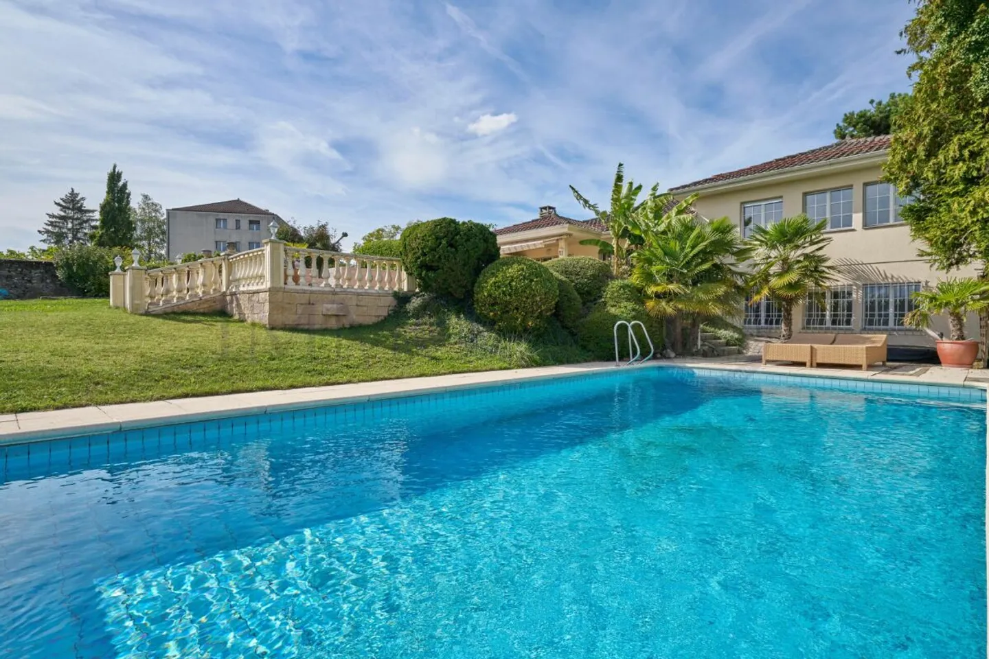 Geräumig mit Garten, Pool und Seeblick - Foto 1 von 16