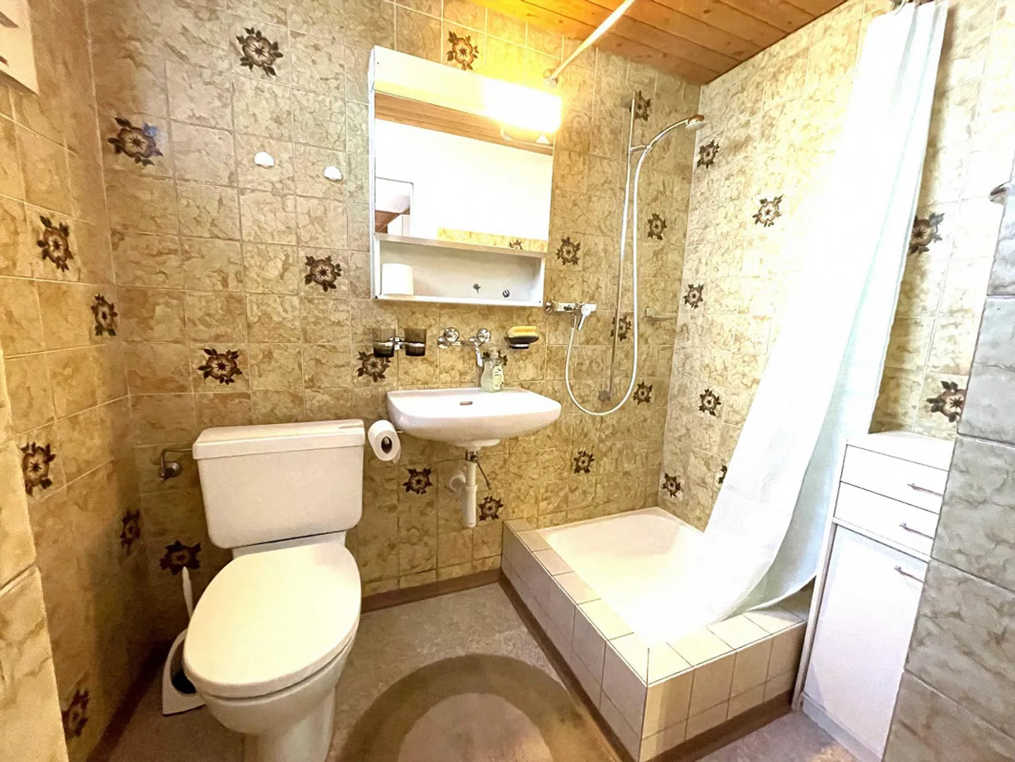 Monolocale arredato con angolo cottura e doccia/WC in centro - Foto 2 di 5