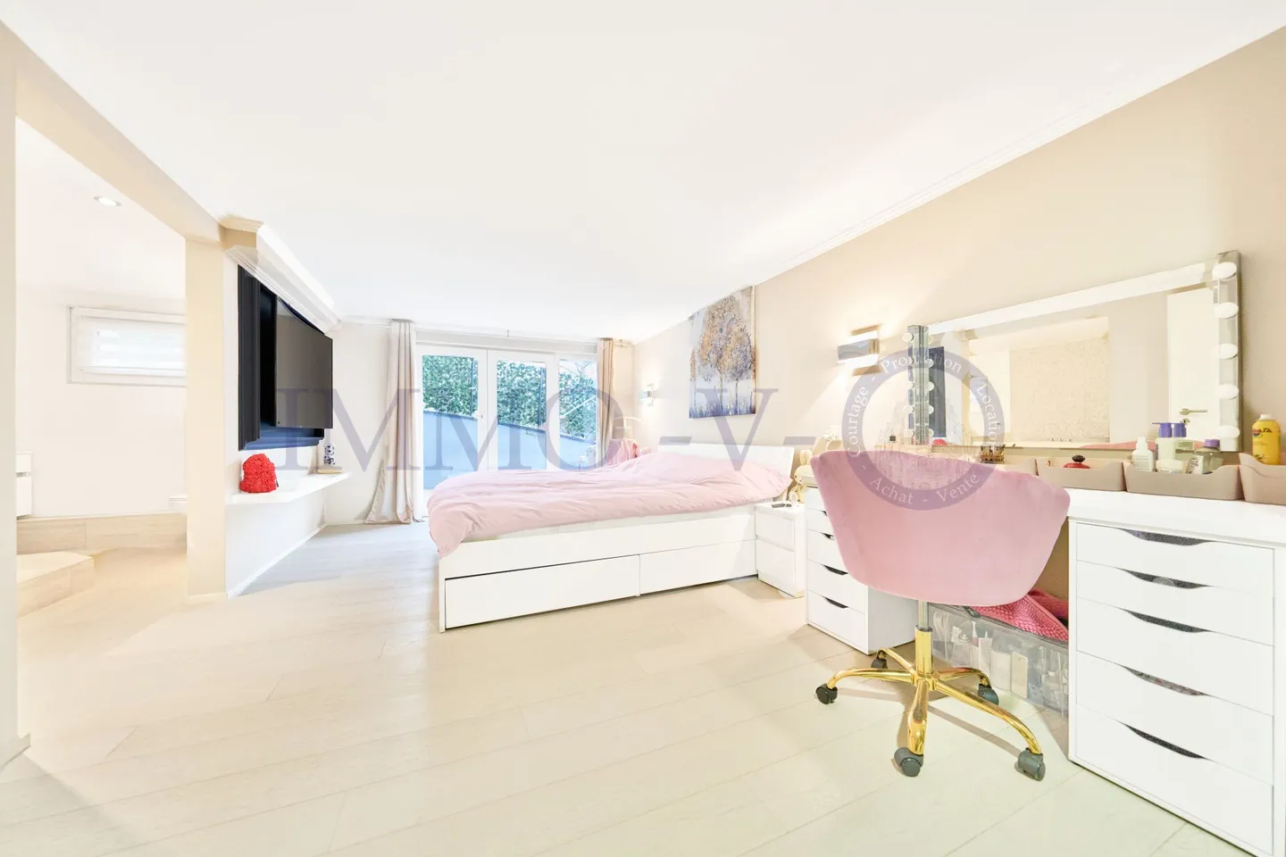 GERÄUMIGE HOCHWERTIGE VILLA MIT GROSSEN GARTEN UND SCHWIMMBAD - Foto 9 von 13