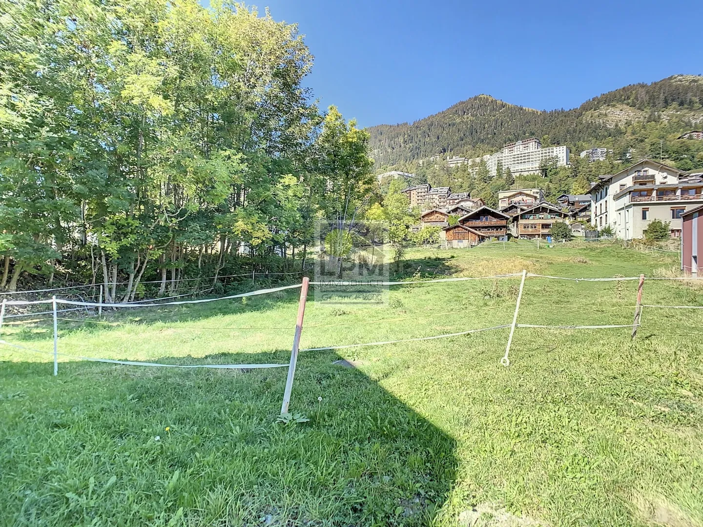 „Terreno in vendita di 691m2 nel villaggio al confine con la zona industriale“ - Foto 3 di 5