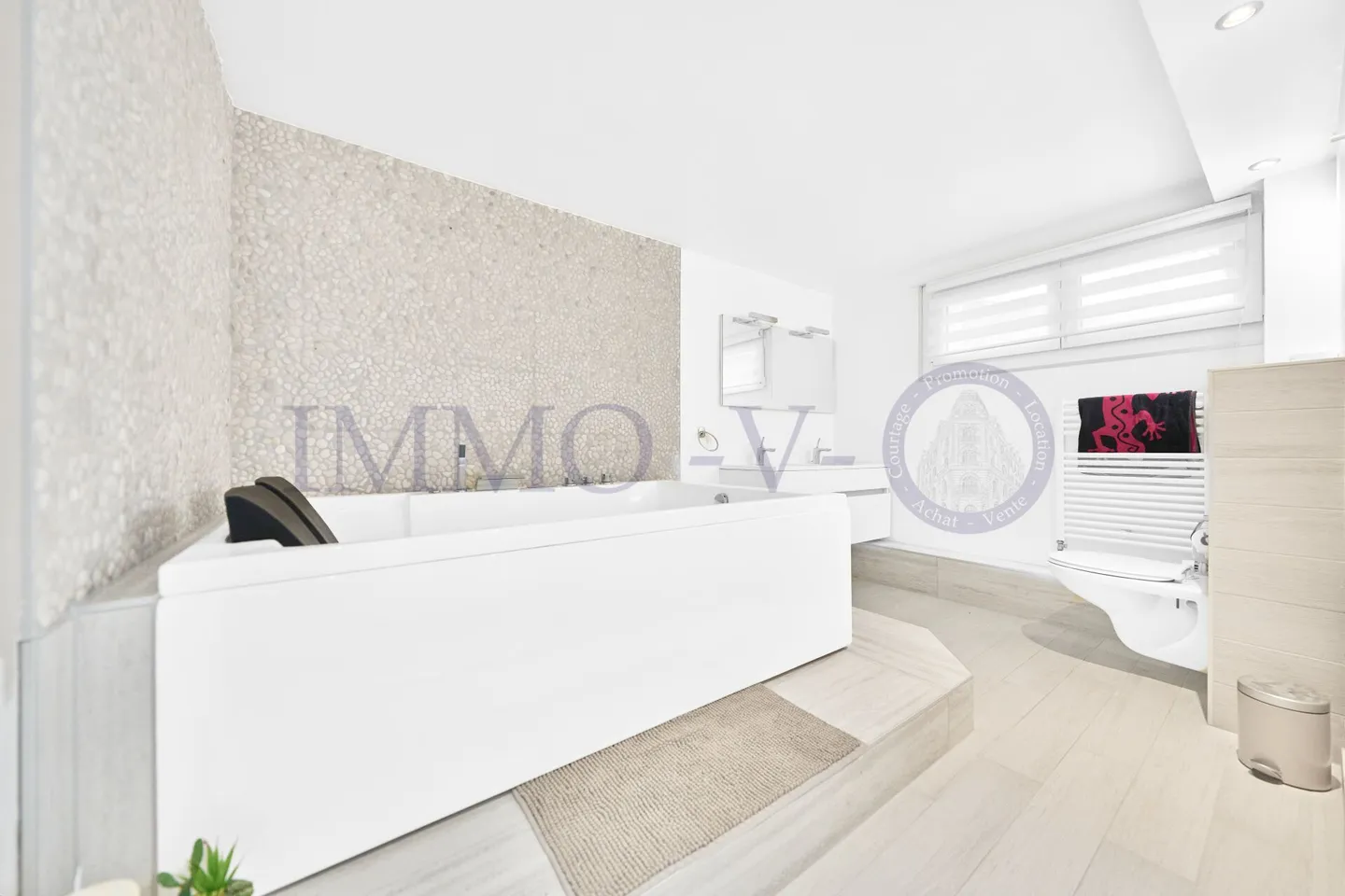 GERÄUMIGE HOCHWERTIGE VILLA MIT GROSSEN GARTEN UND SCHWIMMBAD - Foto 10 von 13