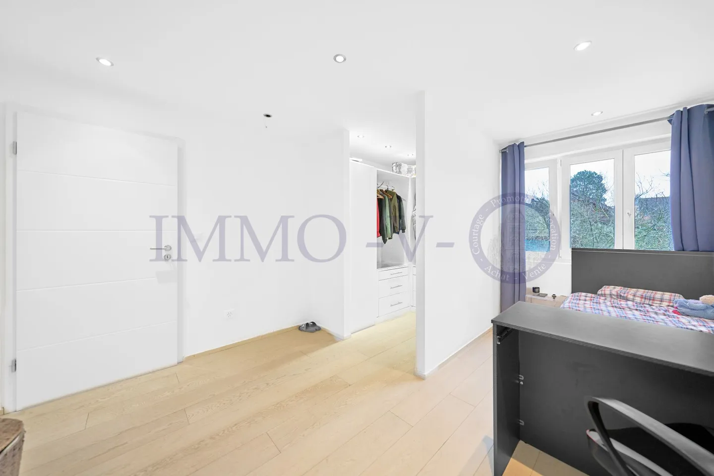 GERÄUMIGE HOCHWERTIGE VILLA MIT GROSSEN GARTEN UND SCHWIMMBAD - Foto 12 von 13