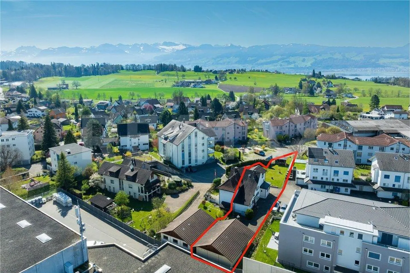 Zentral, gemütlich, mit grossem Garten und separatem Garagengebäude - Photo 3 of 9