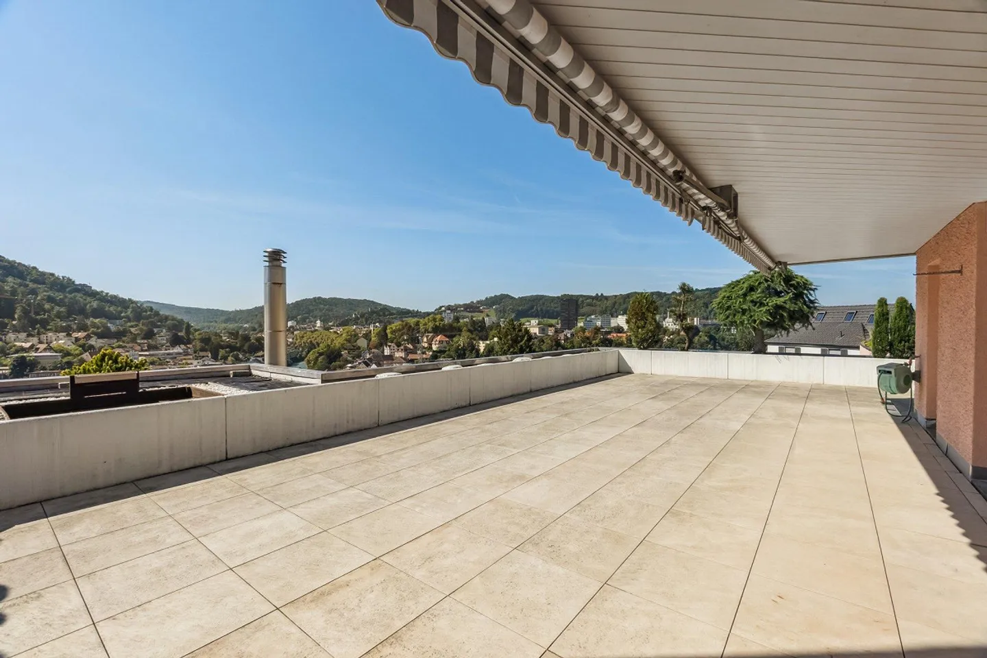 Elegante gioiello della terrazza con vista sulla città - Foto 1 di 4