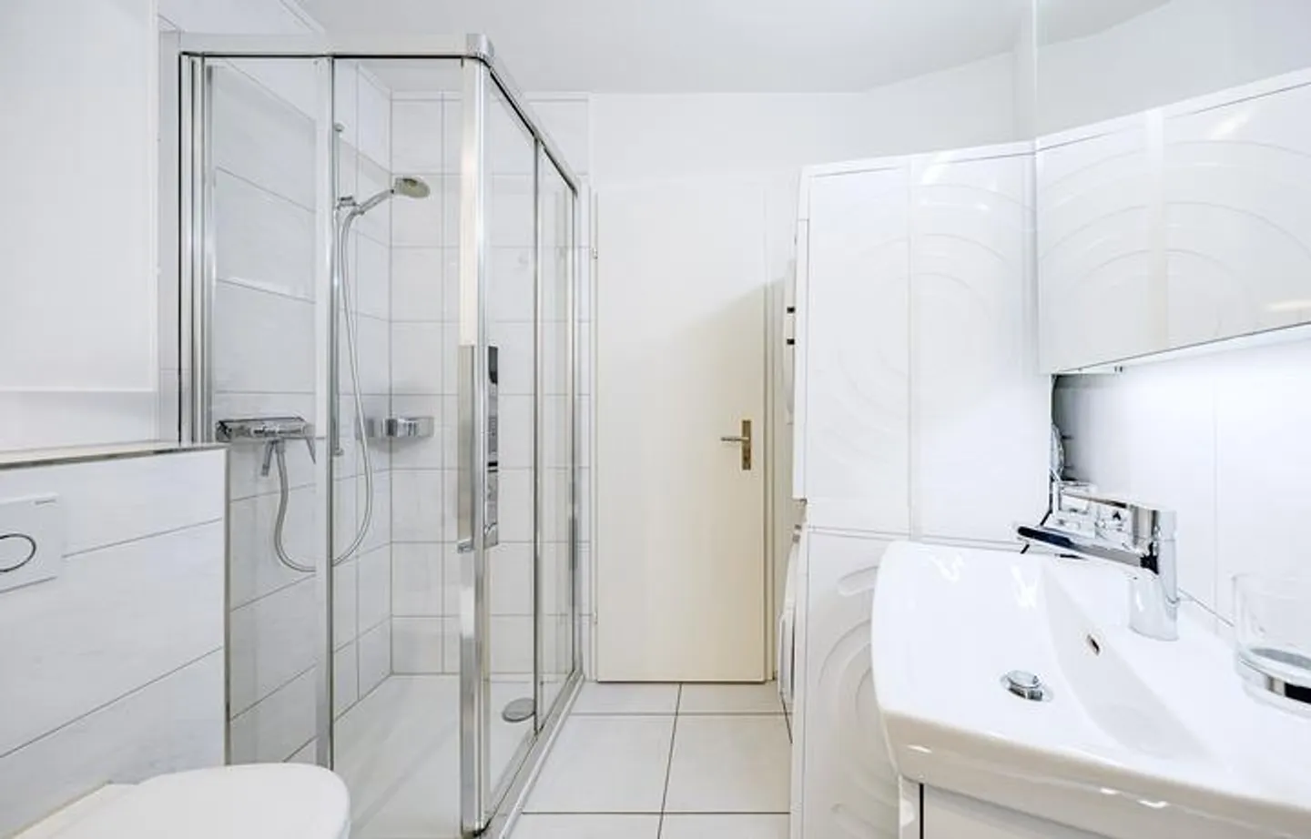 ATTRACTIVE LAKE VIEW APARTMENT - Photo 6 of 8