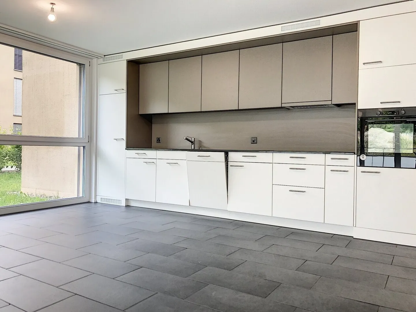 SUPERB BRIGHT, SPACIOUS AND IDEALLY LOCATED ACCOMMODATION - Photo 1 of 8