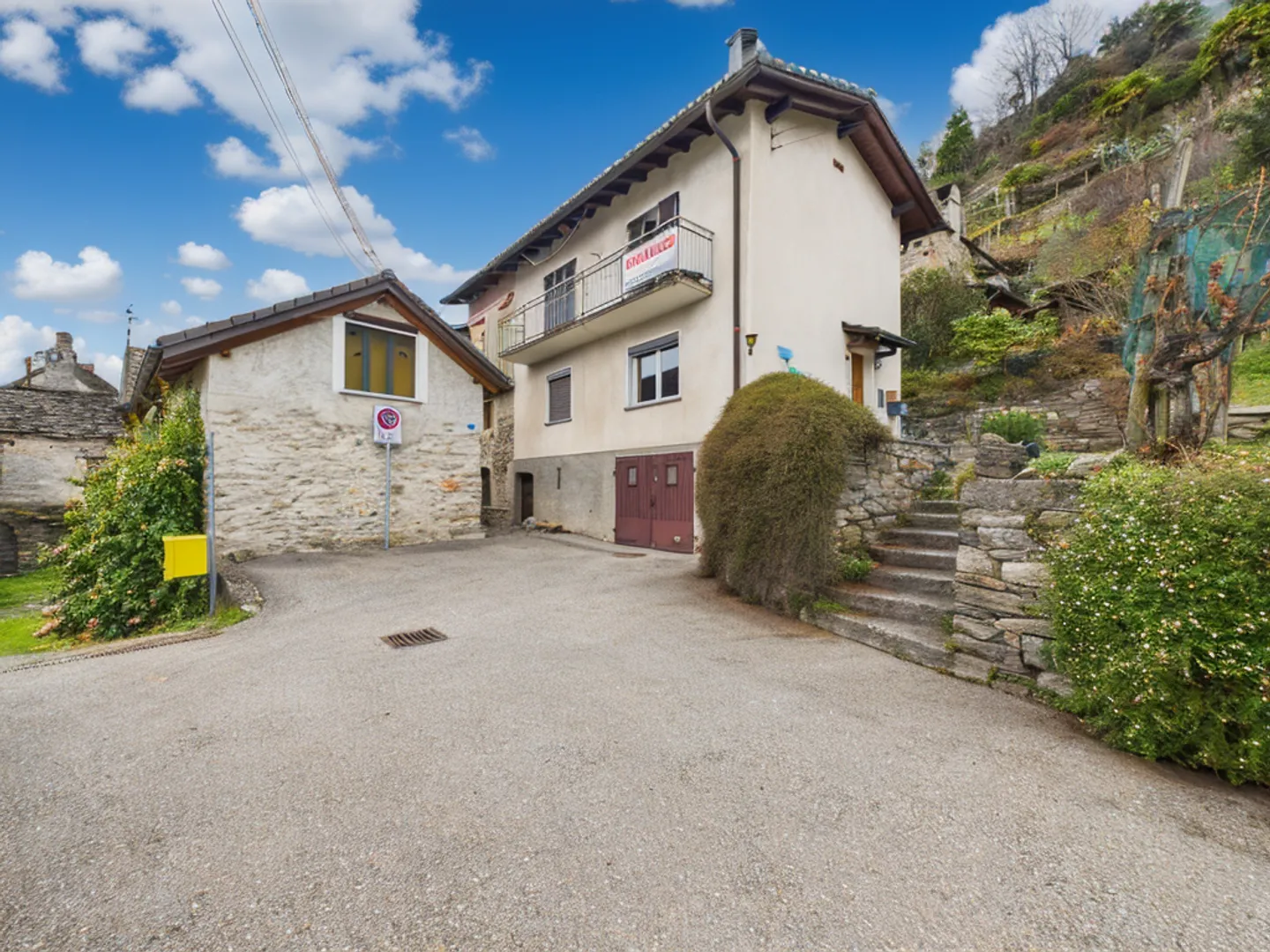 Single house for sale - Photo 1 of 9