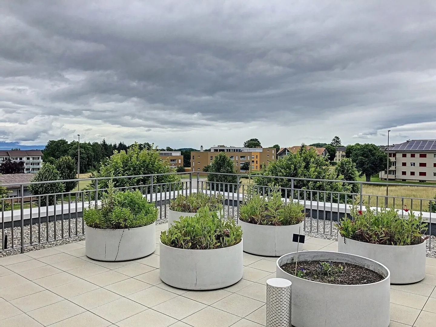 SUPERB BRIGHT, SPACIOUS AND IDEALLY LOCATED ACCOMMODATION - Photo 5 of 8