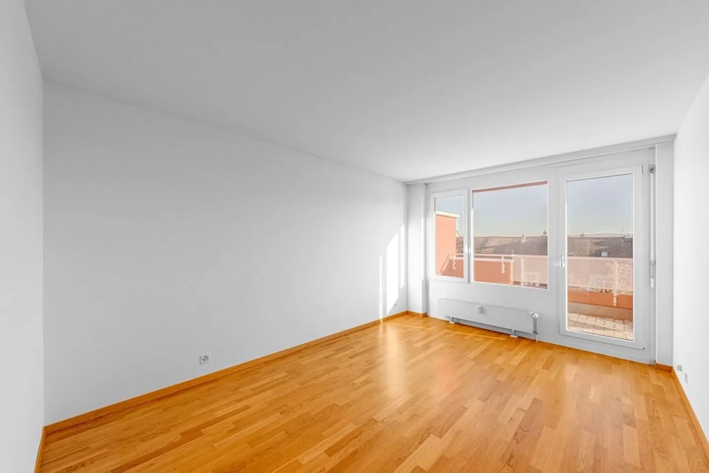 Living in a vibrant city quarter - Photo 4 of 5