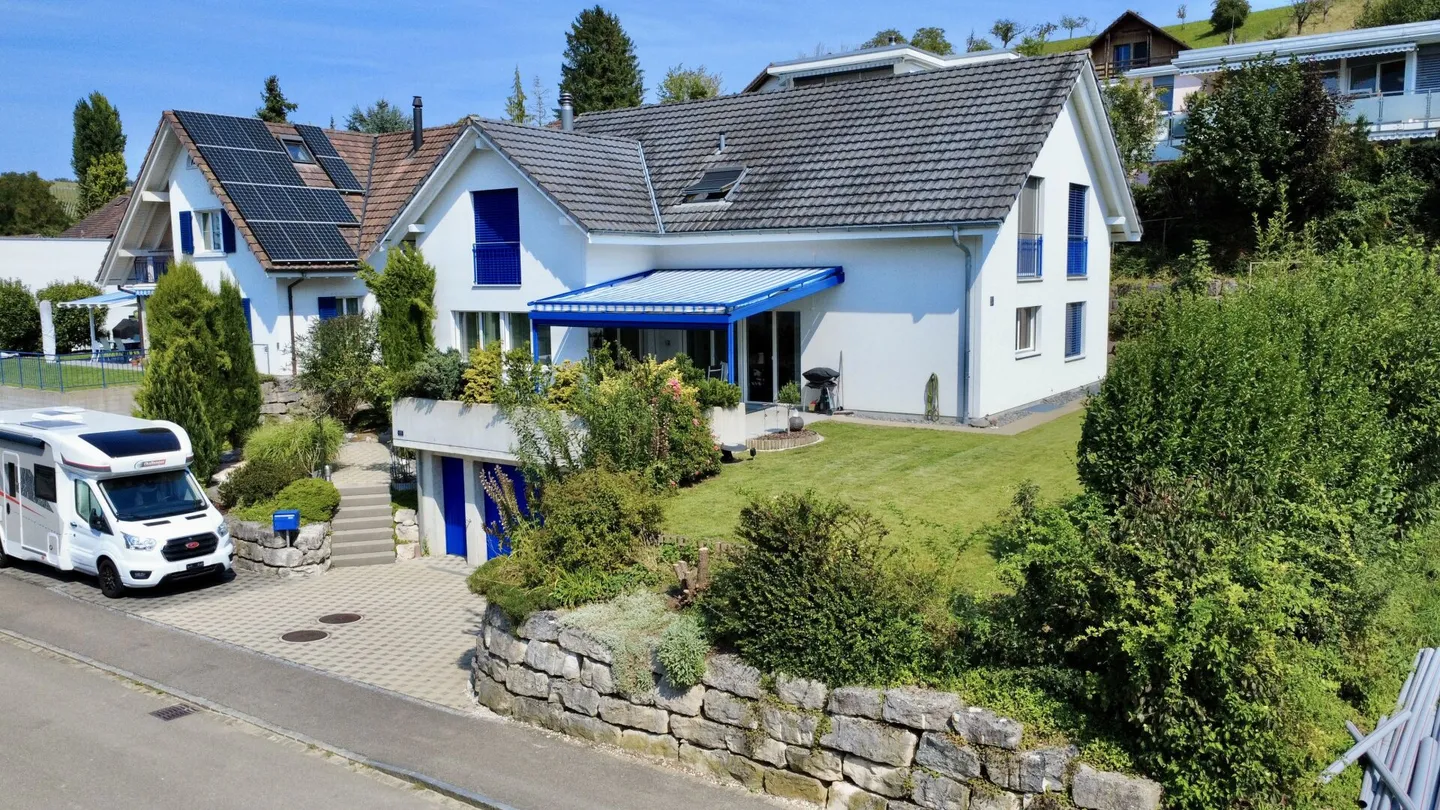 Una casa da amare - moderna casa unifamiliare con idillio da giardino - Foto 1 di 16