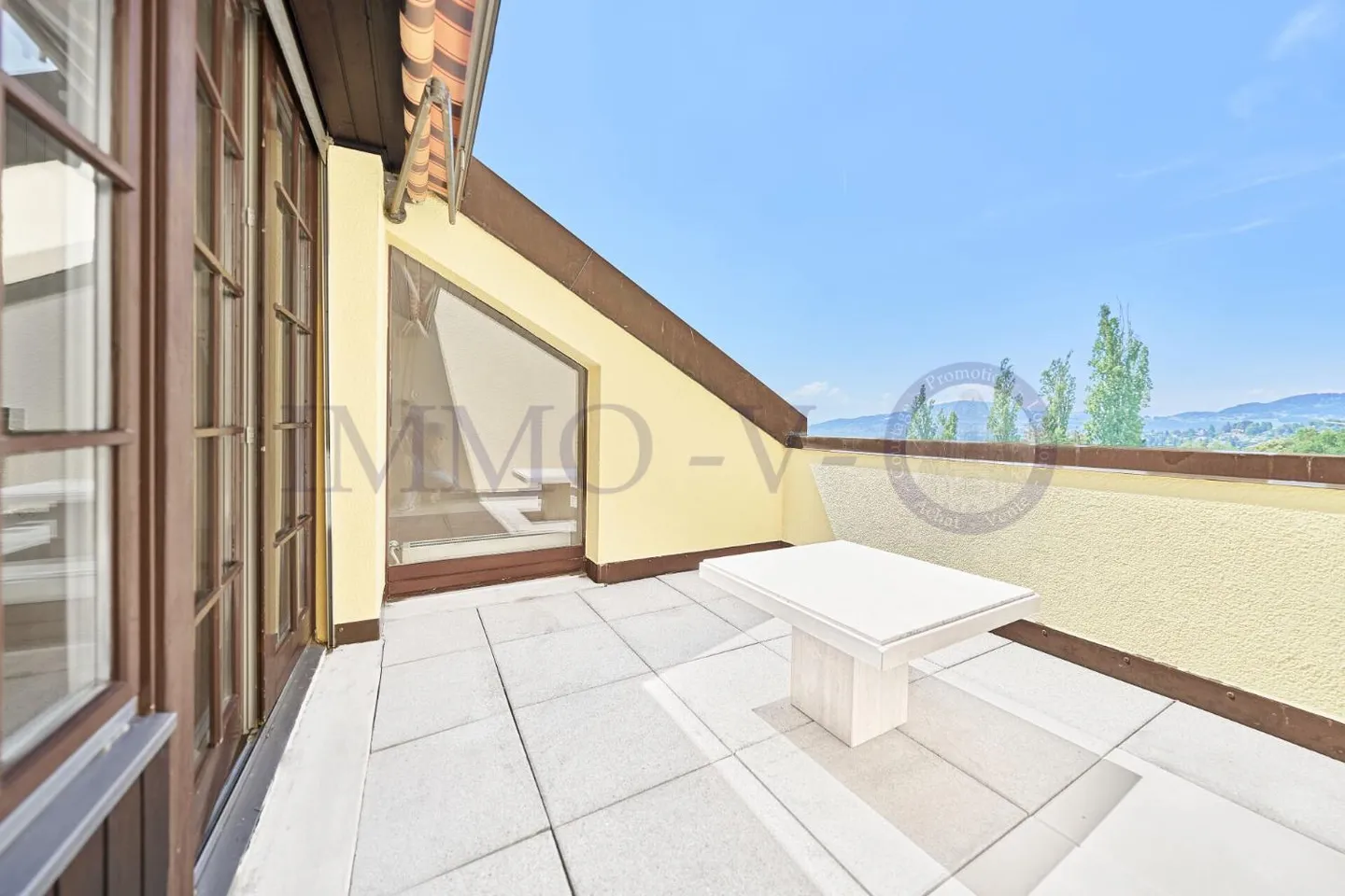 PENTHOUSE SPACIEUX RÉNOVÉ AVEC CARACTÈRE, BALCON-TERRASSE ET VUE SUR LE LAC - Photo 4 sur 10