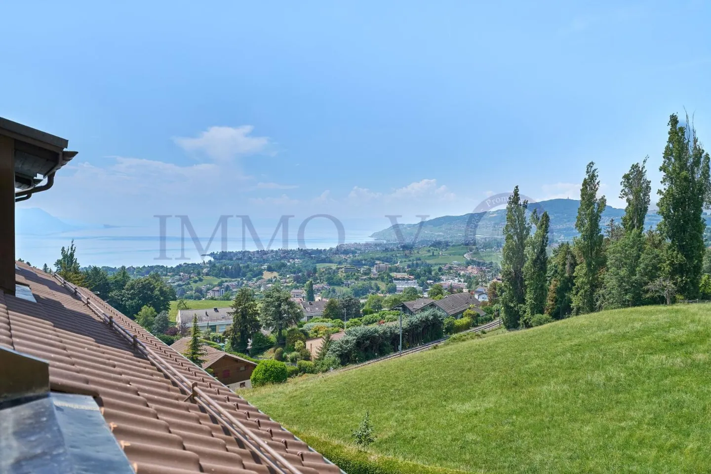 PENTHOUSE SPACIEUX RÉNOVÉ AVEC CARACTÈRE, BALCON-TERRASSE ET VUE SUR LE LAC - Photo 5 sur 10