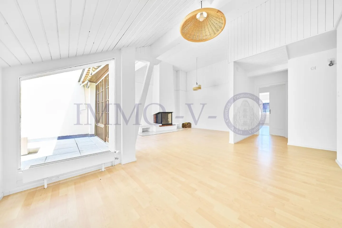 PENTHOUSE SPACIEUX RÉNOVÉ AVEC CARACTÈRE, BALCON-TERRASSE ET VUE SUR LE LAC - Photo 1 sur 10