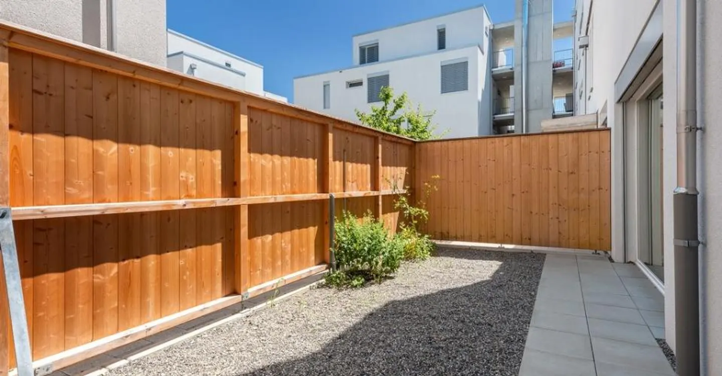 On the ground floor with two garden seating areas - Photo 7 of 7