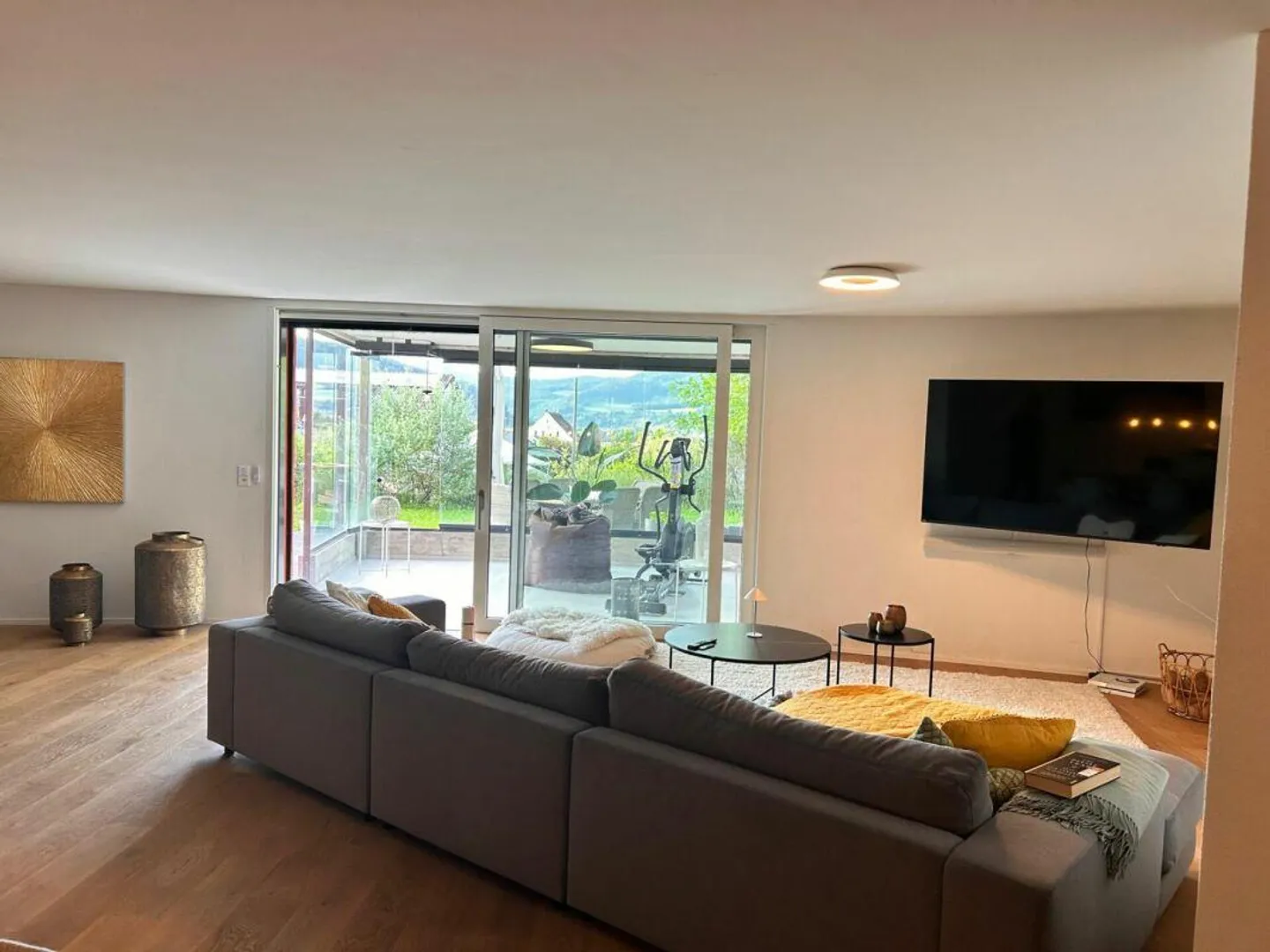 Luxurious 3.5-room apartment with winter garden and 50 m2 lawn and view - Photo 2 of 8