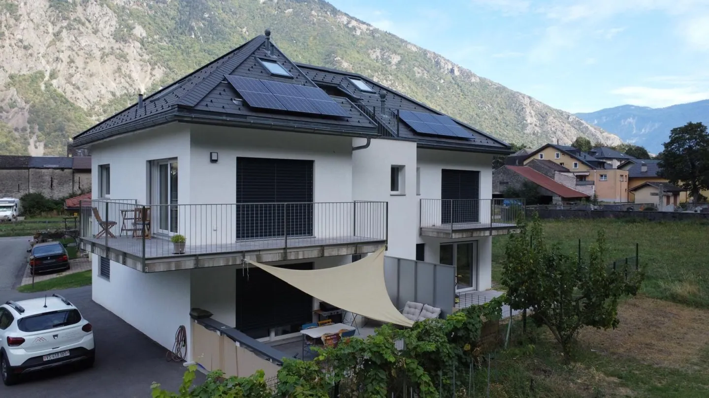 Edificio con 3 appartamenti (2 appartamenti con 2 stanze e 1 appartamento duplex con 4,5 stanze) - Foto 2 di 25