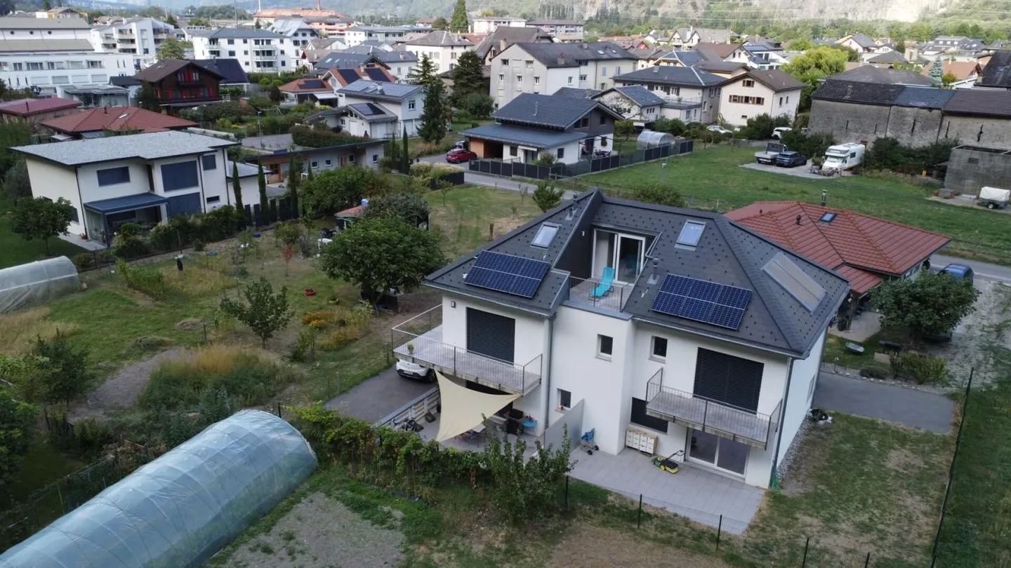 Edificio con 3 appartamenti (2 appartamenti con 2 stanze e 1 appartamento duplex con 4,5 stanze) - Foto 3 di 25