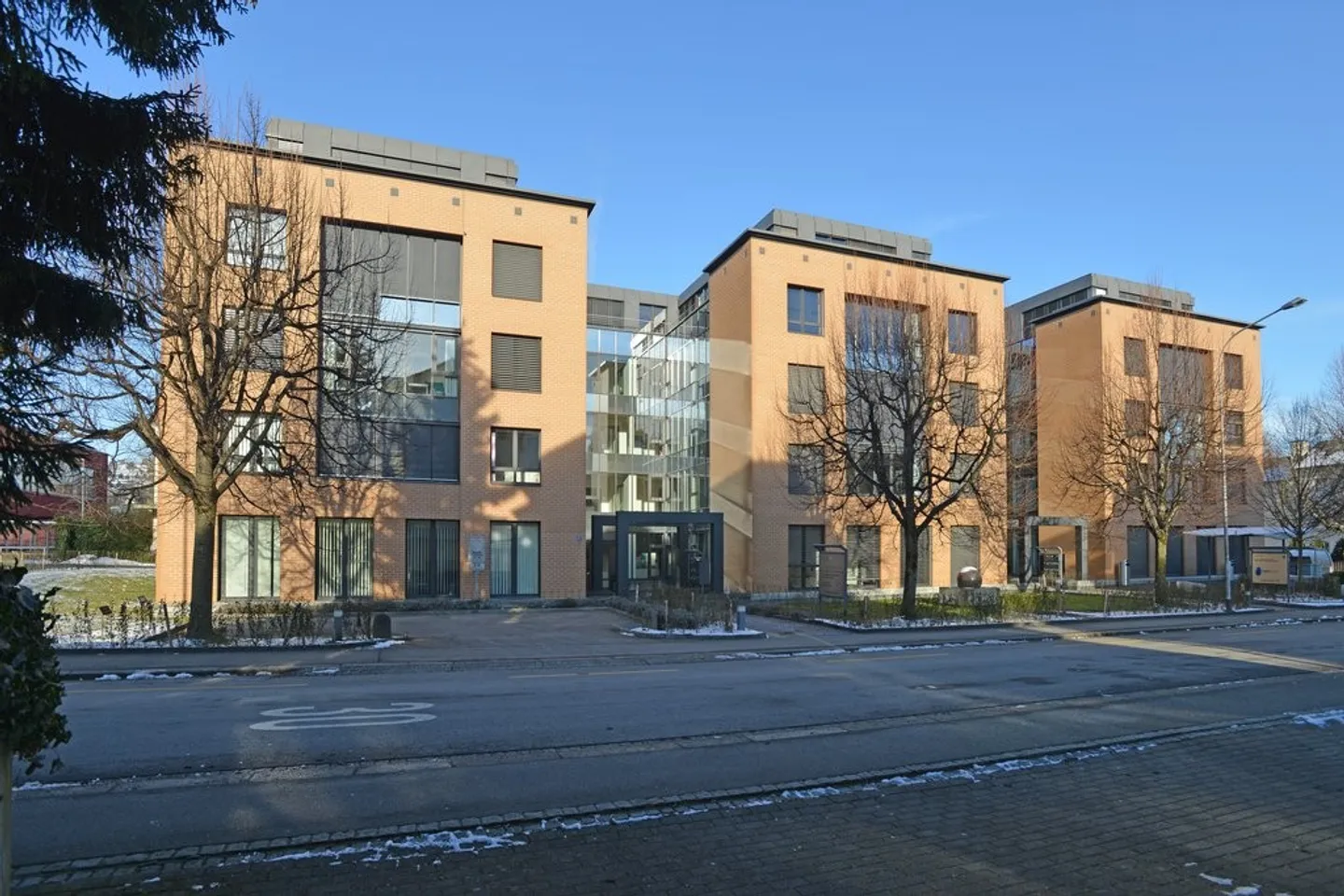 Mixed-use building for rent - Photo 1 of 3