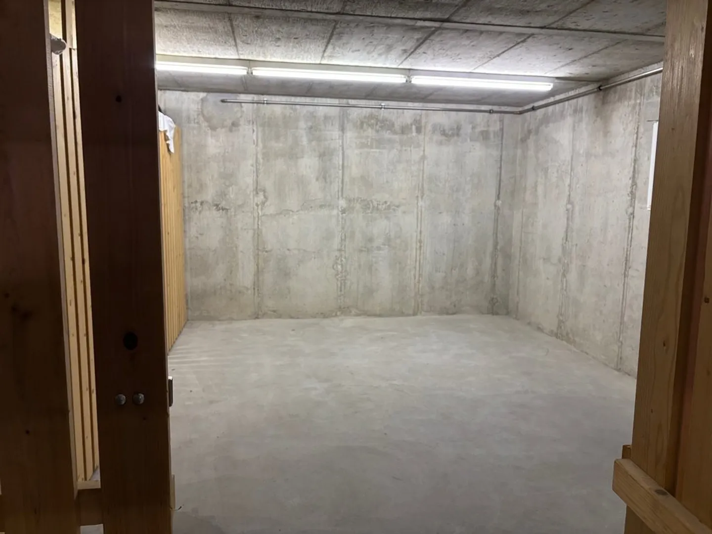 Mixed-use building for rent - Photo 3 of 3