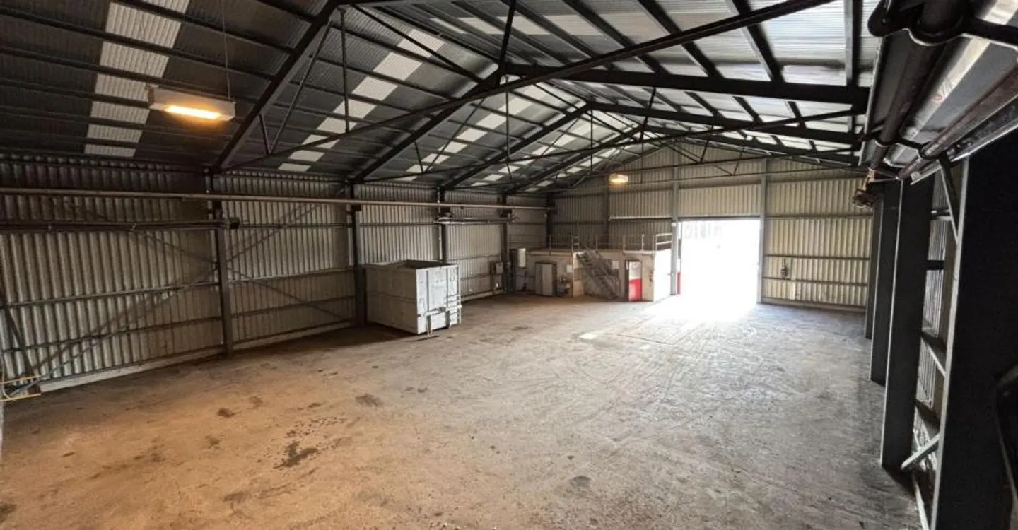 Zu vermieten: verschiedene Gewerbeimmobilien, Hallen, unbebaute und überdachte Grundstücke auf einem Industriegelände - Foto 1 von 12