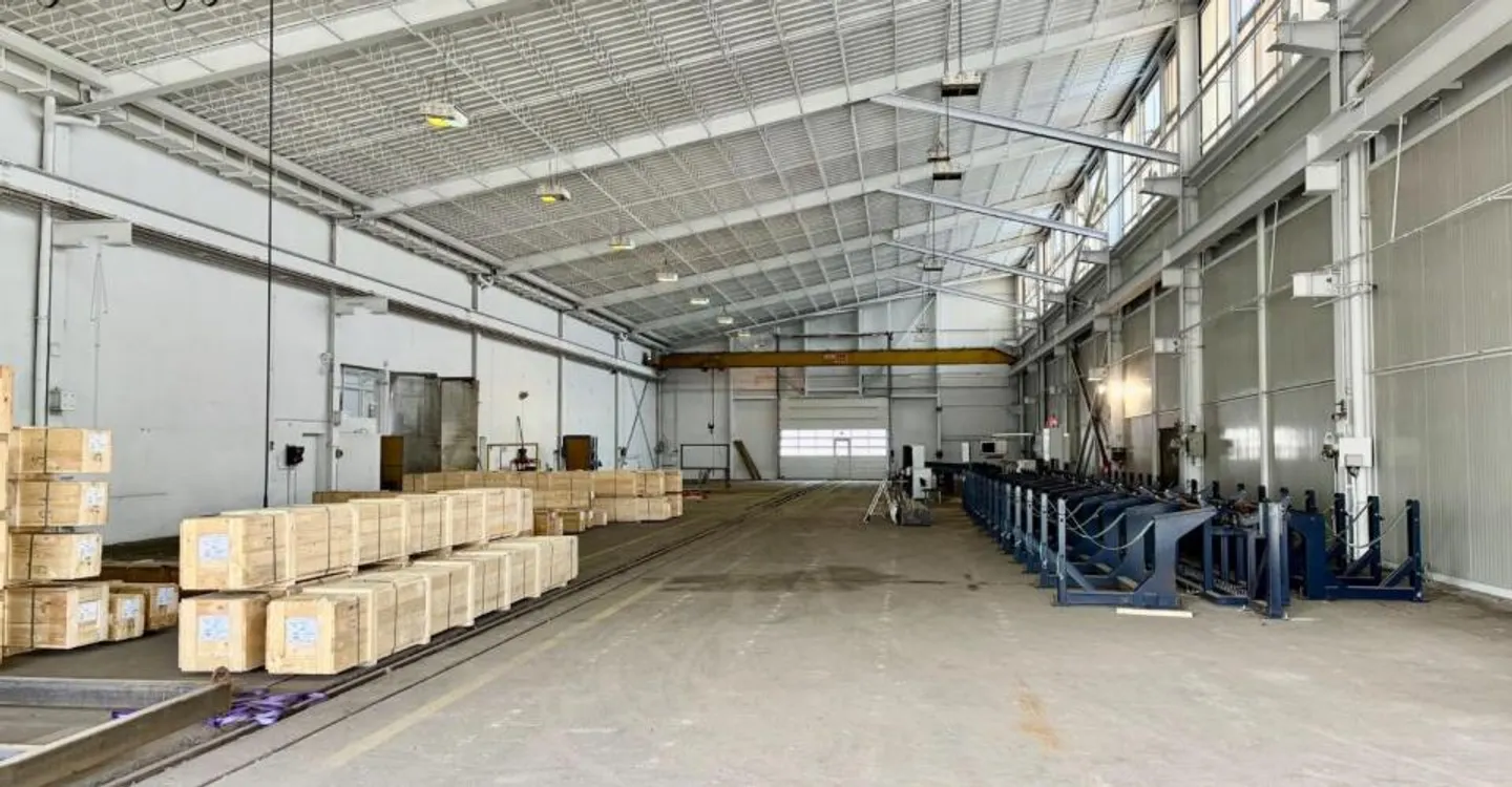 Zu vermieten: verschiedene Gewerbeimmobilien, Hallen, unbebaute und überdachte Grundstücke auf einem Industriegelände - Foto 4 von 12