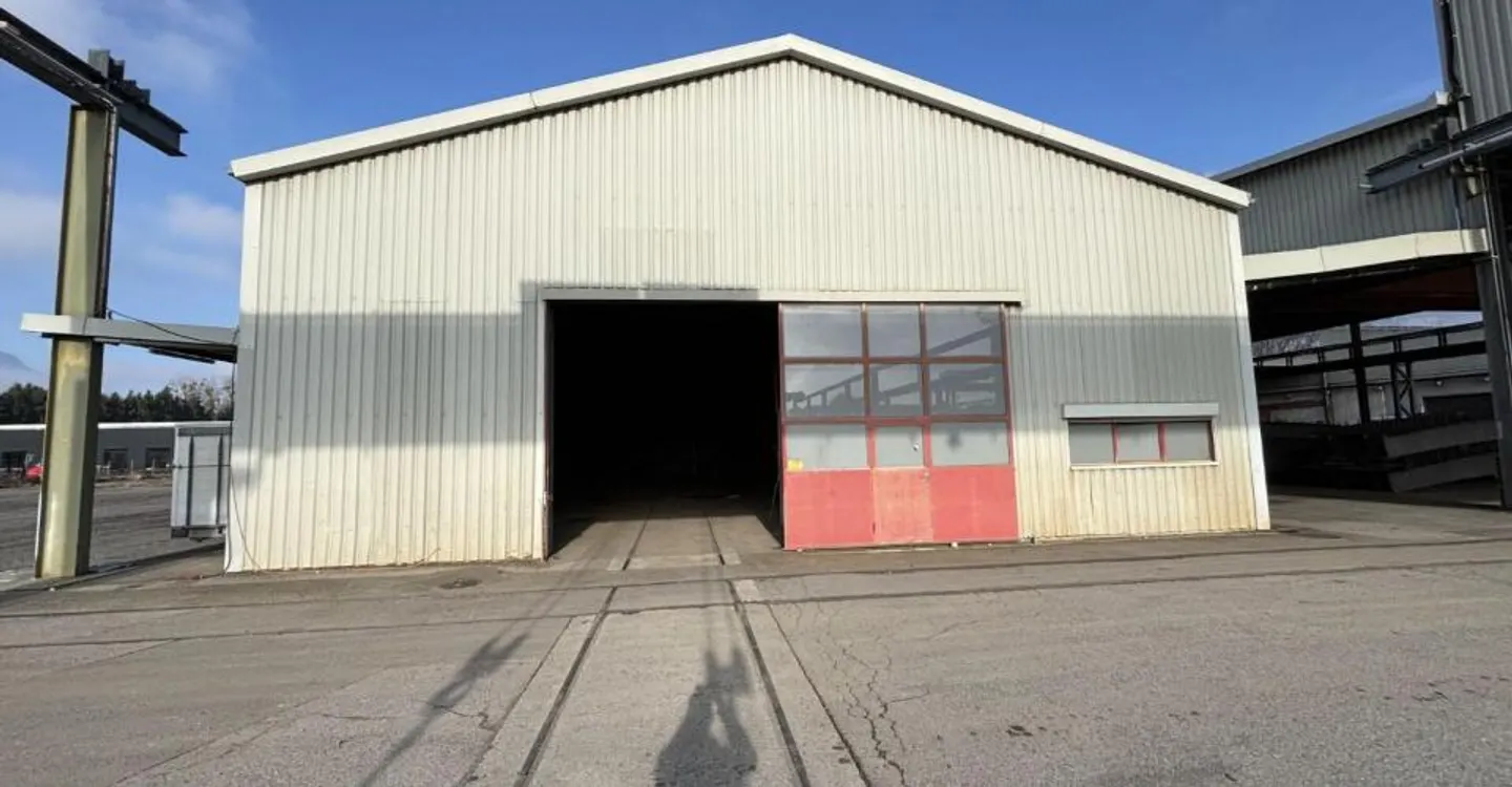 Zu vermieten: verschiedene Gewerbeimmobilien, Hallen, unbebaute und überdachte Grundstücke auf einem Industriegelände - Foto 5 von 12