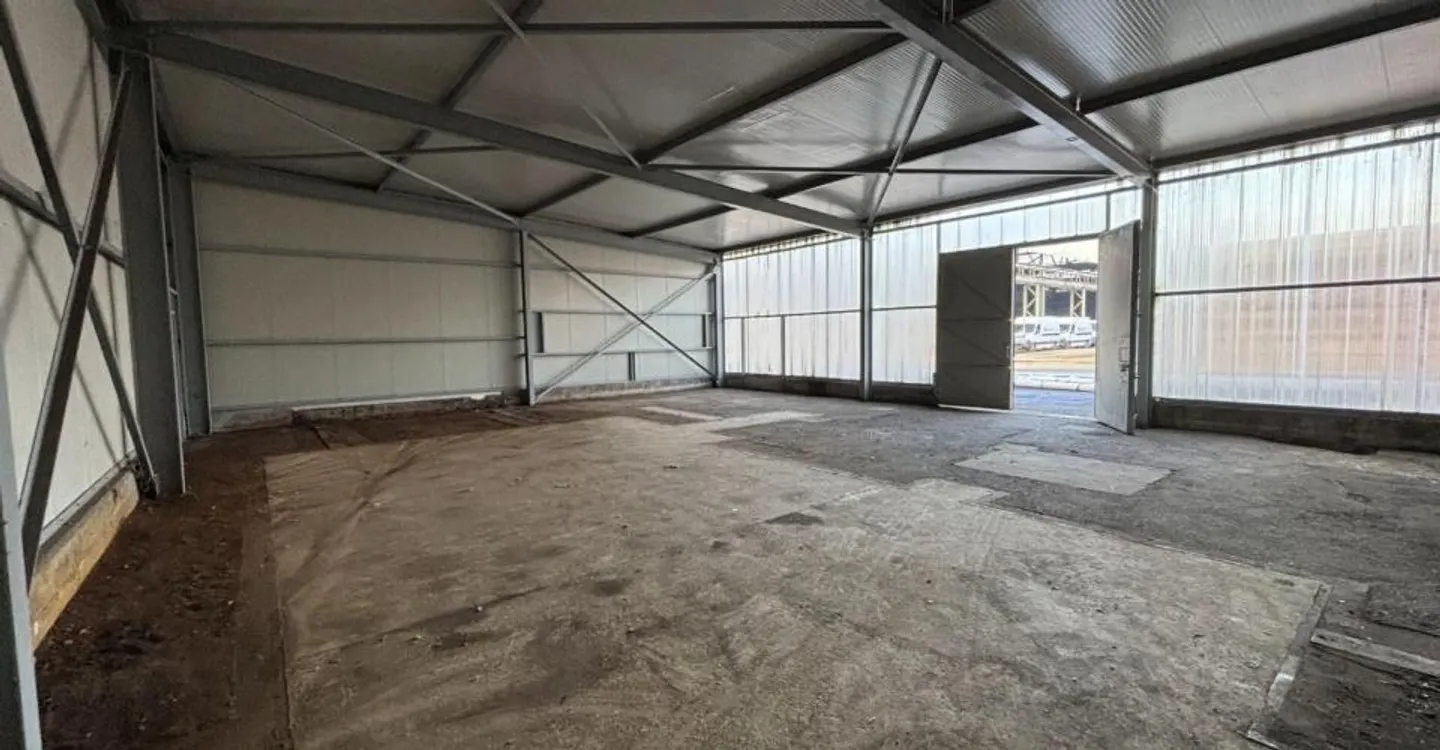 Zu vermieten: verschiedene Gewerbeimmobilien, Hallen, unbebaute und überdachte Grundstücke auf einem Industriegelände - Foto 6 von 12