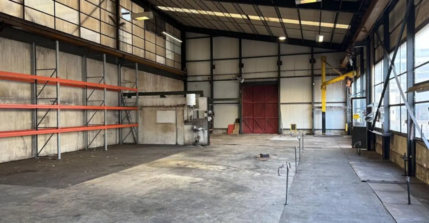 Zu vermieten: verschiedene Gewerbeimmobilien, Hallen, unbebaute und überdachte Grundstücke auf einem Industriegelände - Foto 7 von 12