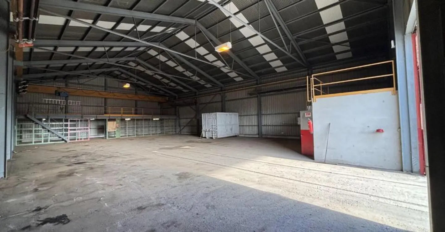 Zu vermieten: verschiedene Gewerbeimmobilien, Hallen, unbebaute und überdachte Grundstücke auf einem Industriegelände - Foto 2 von 12