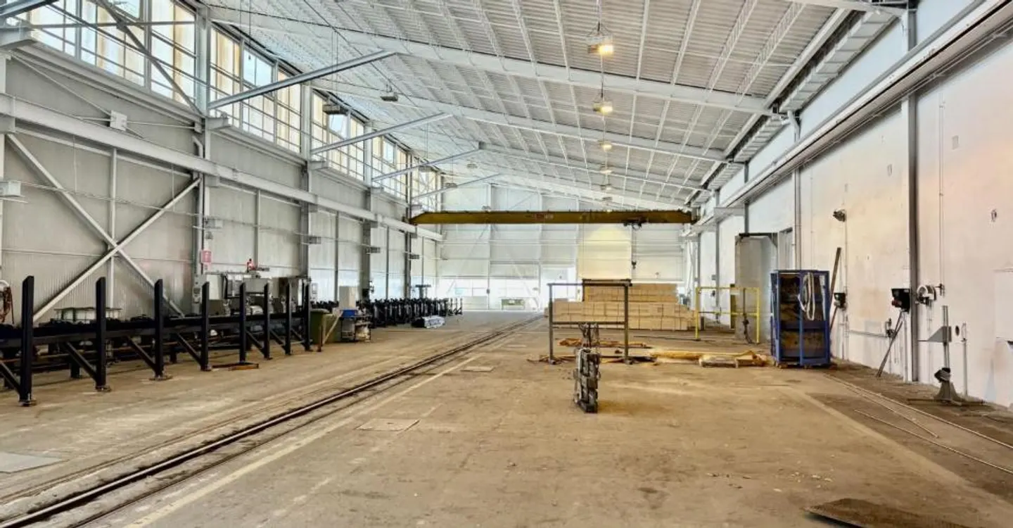 Zu vermieten: verschiedene Gewerbeimmobilien, Hallen, unbebaute und überdachte Grundstücke auf einem Industriegelände - Foto 3 von 12