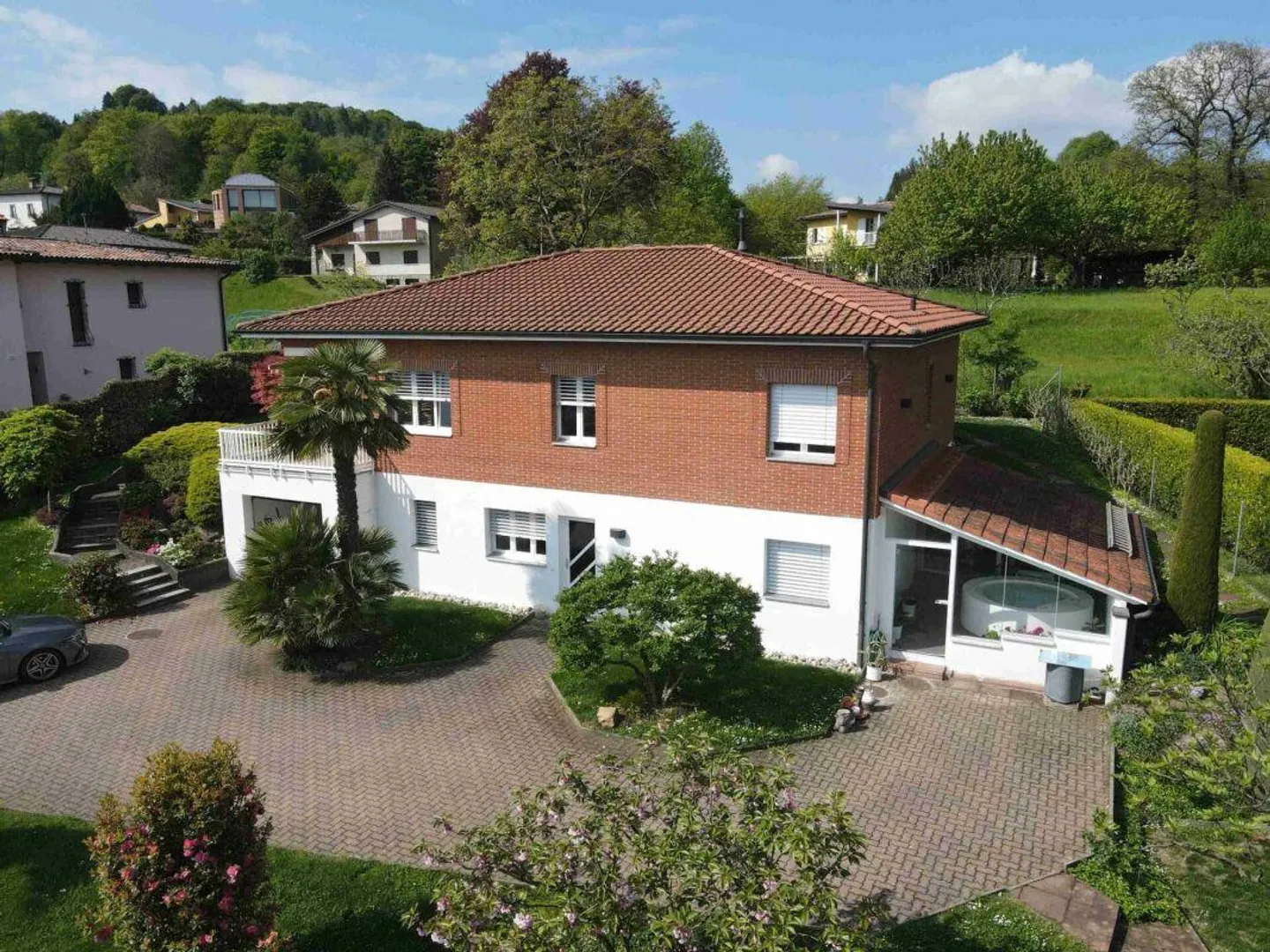 Prächtige Villa in Carona mit Garten - Foto 2 von 10