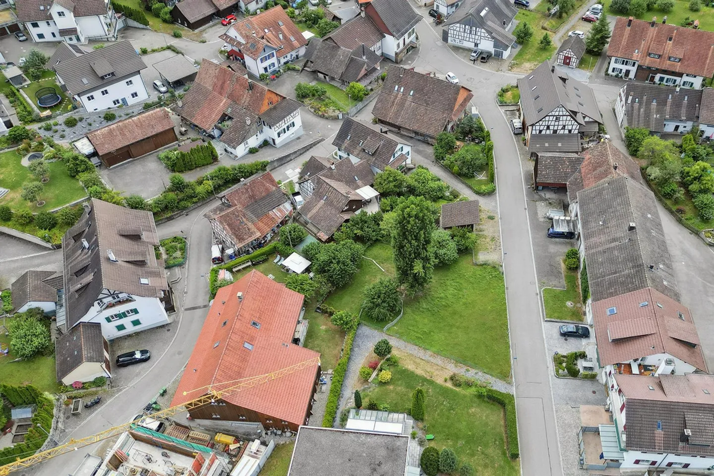 Building plot with potential in the village center - Photo 2 of 3