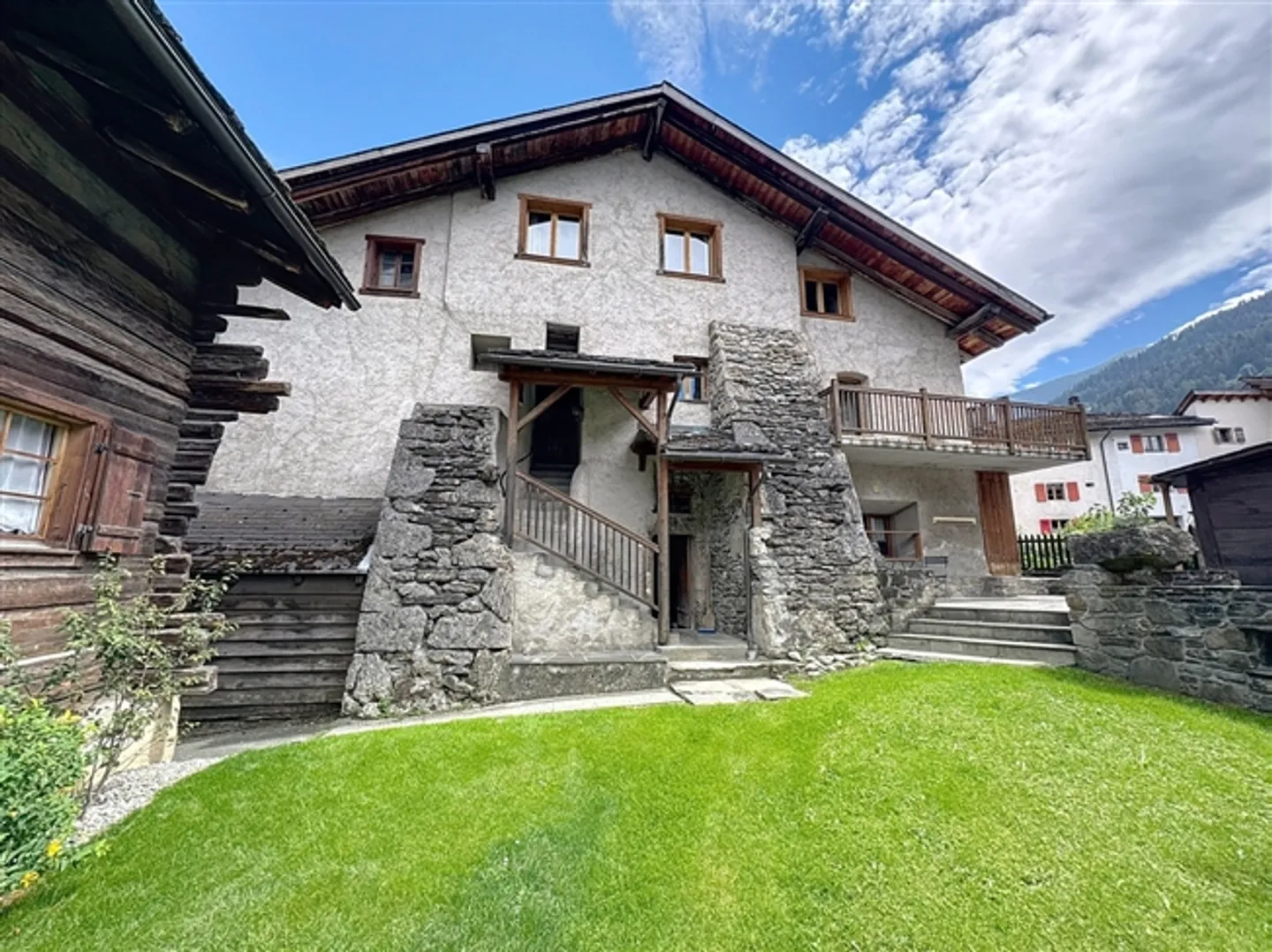 Ancienne propriété centrale et spacieuse avec un grand potentiel - Photo 2 sur 15