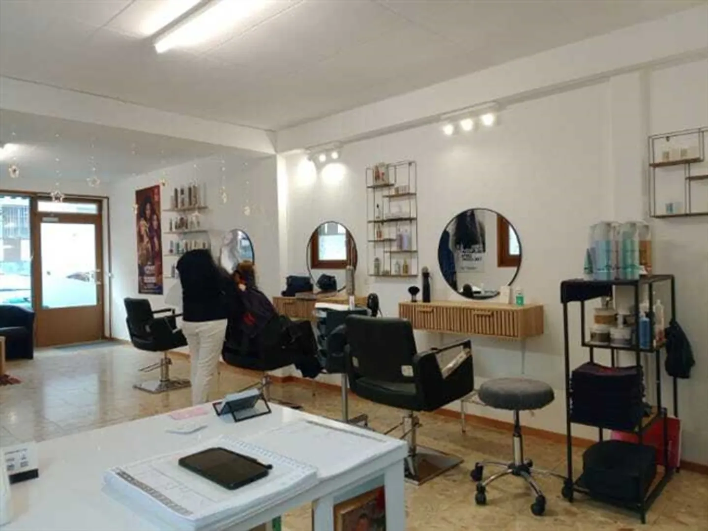 Sala giochi commerciale / Salone di bellezza nel cuore di St. Maurice - Foto 2 di 8