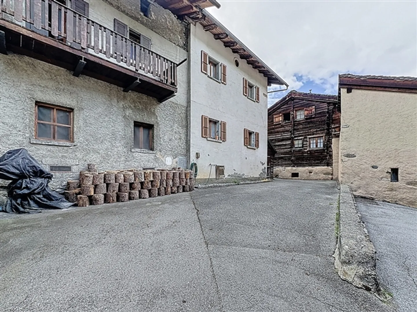 Ancienne propriété centrale et spacieuse avec un grand potentiel - Photo 14 sur 15