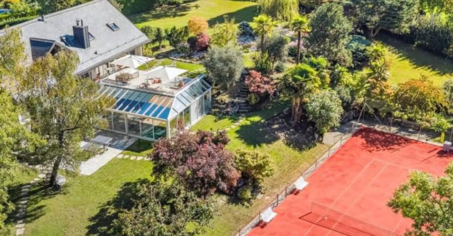 Villa d'exception avec court de tennis - Photo 1 sur 12