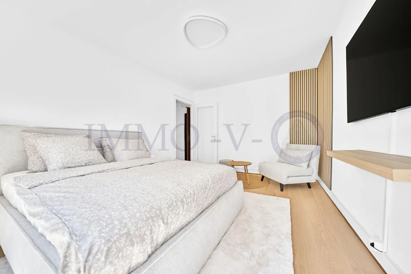Appartement rénové avec terrasse - Photo 2 sur 5