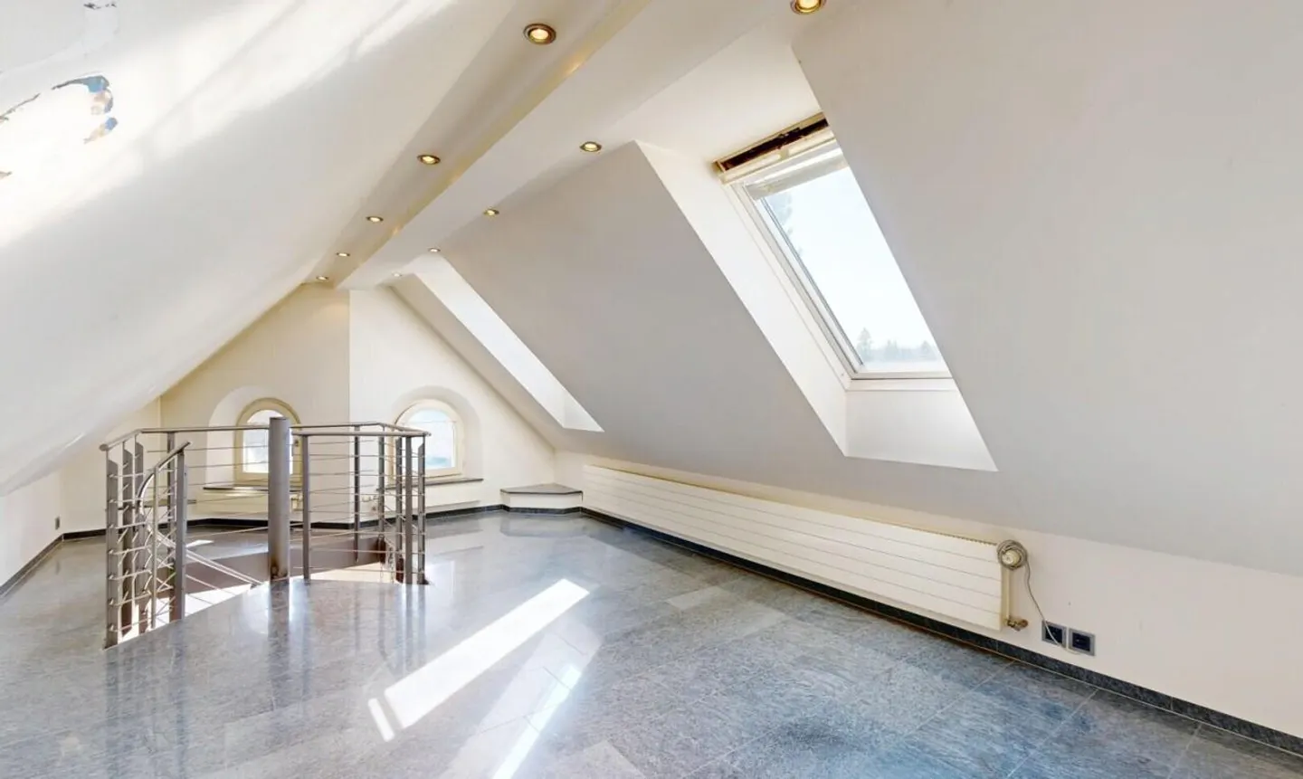 Charming attic apartment with gallery and wide views of the countryside - Photo 5 of 11