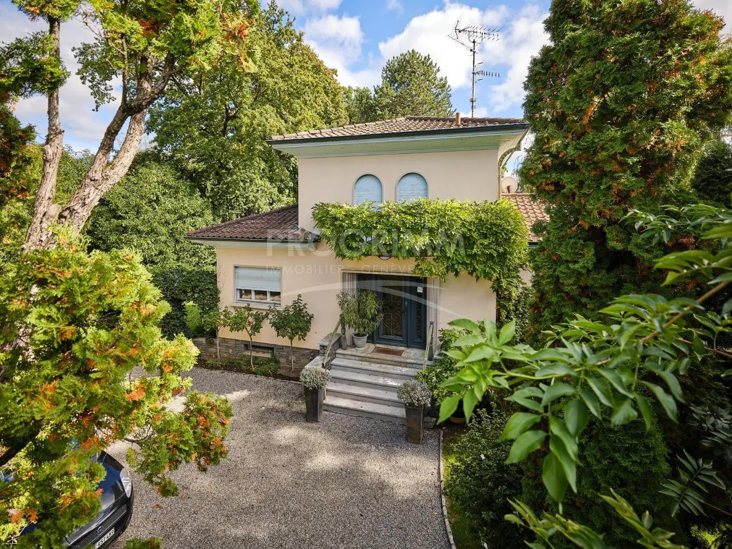 Detached villa with 5 rooms - 3 bathrooms - pool - near Ecolint and Grangettes Clinic - Photo 3 of 6