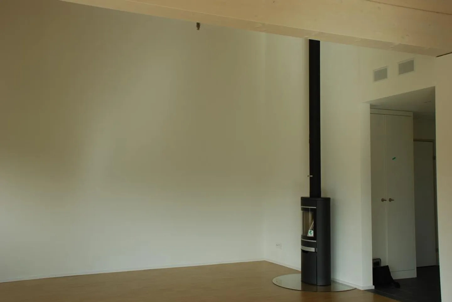 Moderno attico con grande balcone e stufa svedese - Foto 4 di 9