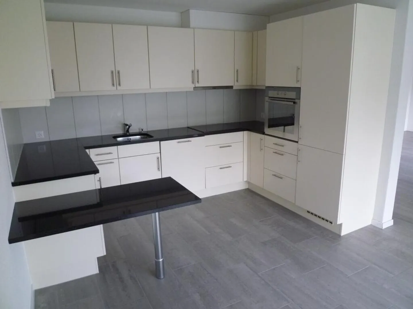 ELEGANT AND LIGHT-FILLED 3.5-ROOM APARTMENT WITH LARGE BALCONY - Photo 7 of 11