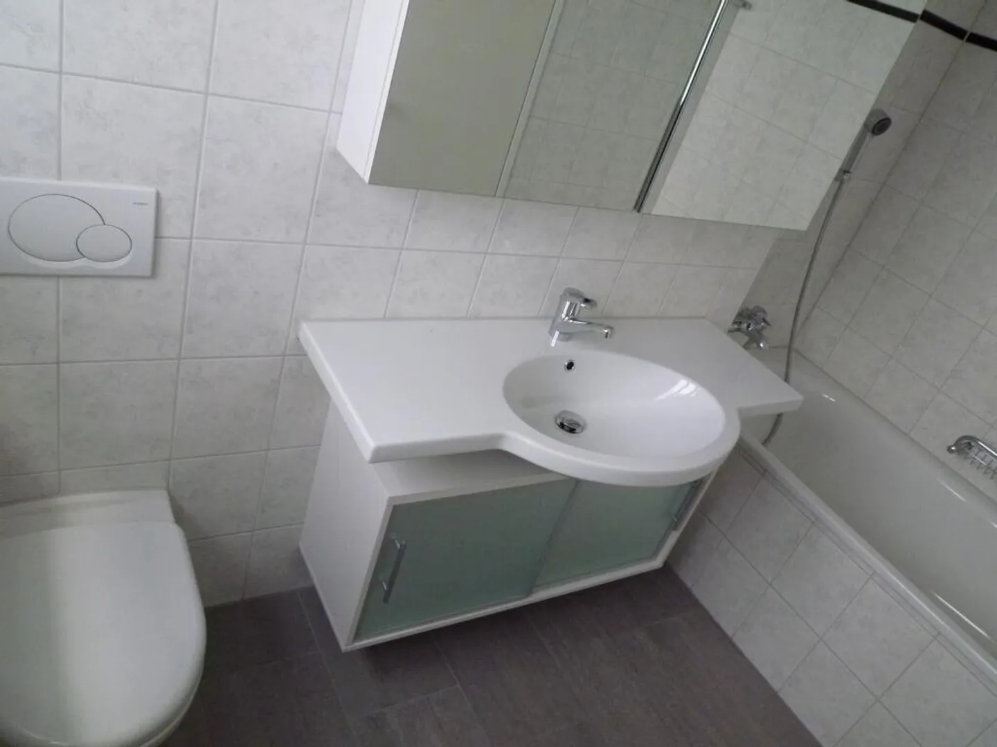 ELEGANT AND LIGHT-FILLED 3.5-ROOM APARTMENT WITH LARGE BALCONY - Photo 9 of 11